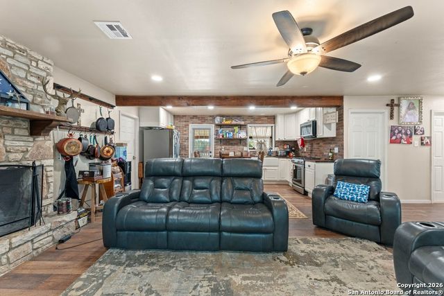 277 W Bear Springs, Pipe Creek, TX 78063