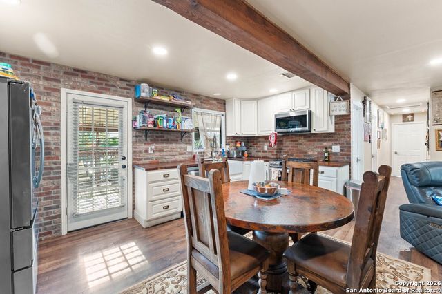 277 W Bear Springs, Pipe Creek, TX 78063