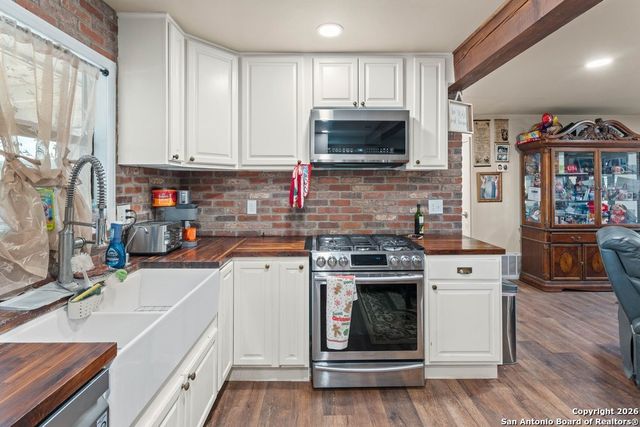 277 W Bear Springs, Pipe Creek, TX 78063