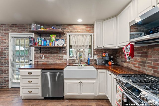 277 W Bear Springs, Pipe Creek, TX 78063