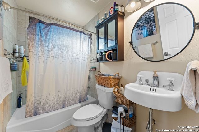 277 W Bear Springs, Pipe Creek, TX 78063