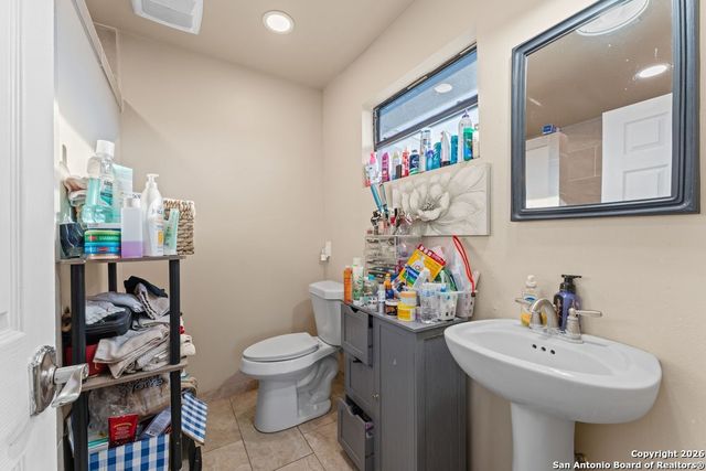 277 W Bear Springs, Pipe Creek, TX 78063