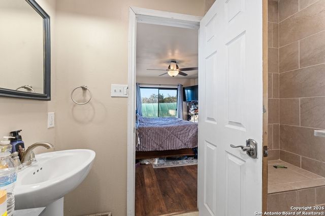 277 W Bear Springs, Pipe Creek, TX 78063