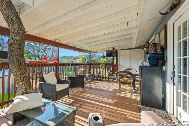 277 W Bear Springs, Pipe Creek, TX 78063