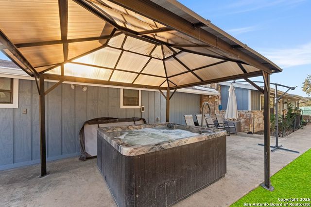 277 W Bear Springs, Pipe Creek, TX 78063