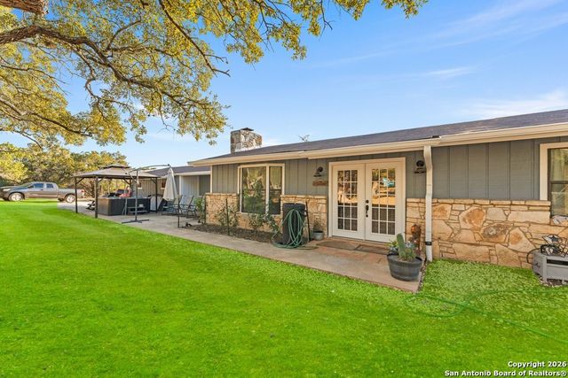 277 W Bear Springs, Pipe Creek, TX 78063