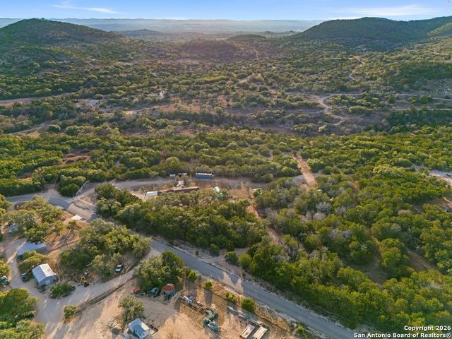 277 W Bear Springs, Pipe Creek, TX 78063