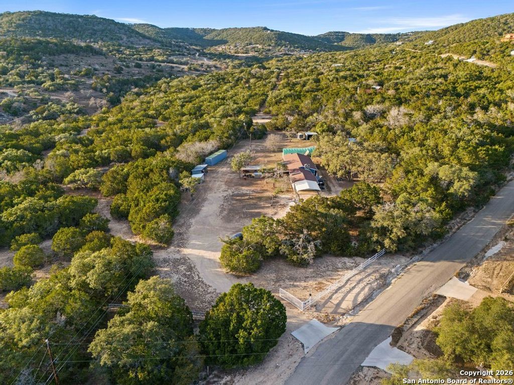 277 W Bear Springs, Pipe Creek, TX 78063