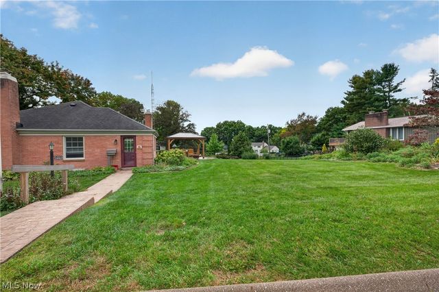 1443 Wilkshire Circle SW, North Canton, OH 44720