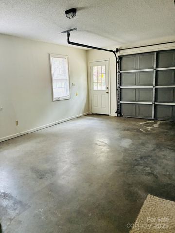 570 29th Avenue Drive NW, Hickory, NC 28601