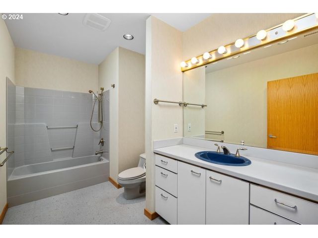2020 Sw MARKET STREET Dr 101, Portland, OR 97201