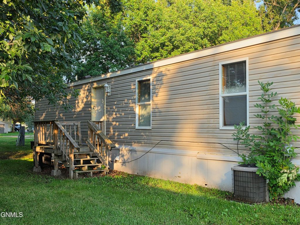915 6th Avenue NW, Williston, ND 58801 photo 2