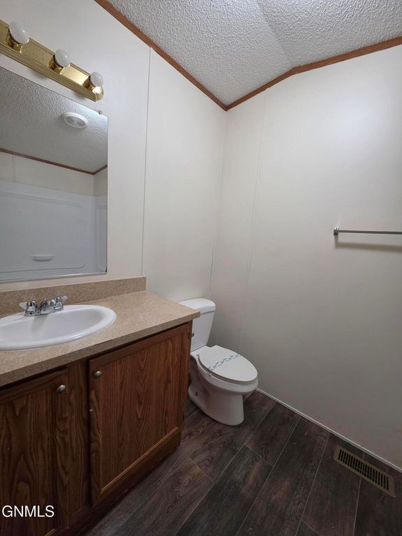 915 6th Avenue NW, Williston, ND 58801 photo 4