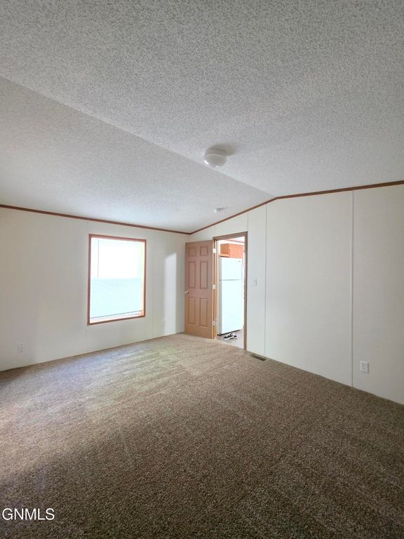 915 6th Avenue NW, Williston, ND 58801 photo 5