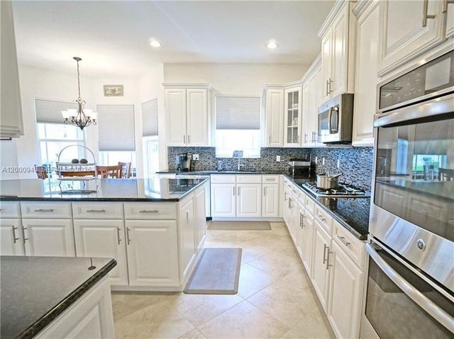 8630 Lakeside Bnd, Parkland, FL 33076