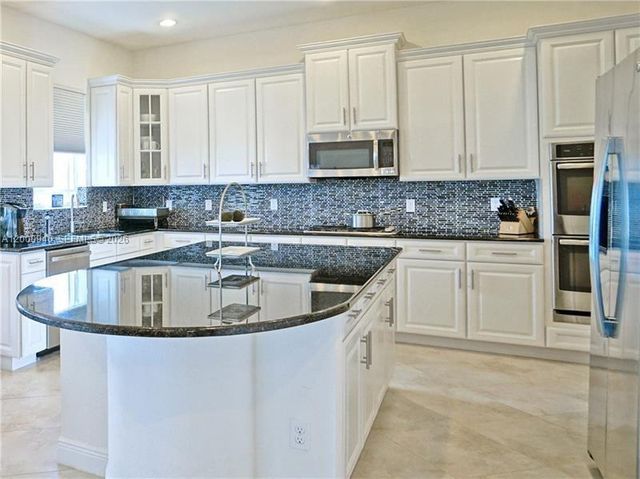 8630 Lakeside Bnd, Parkland, FL 33076