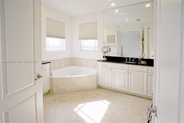 8630 Lakeside Bnd, Parkland, FL 33076