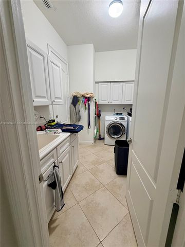 8630 Lakeside Bnd, Parkland, FL 33076