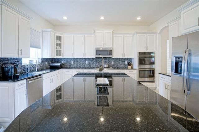 8630 Lakeside Bnd, Parkland, FL 33076