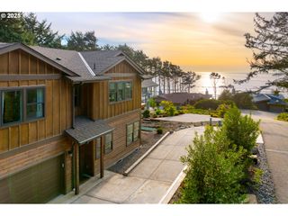 32796 PICTURE WINDOWS Ln, Cannon Beach, OR 97110