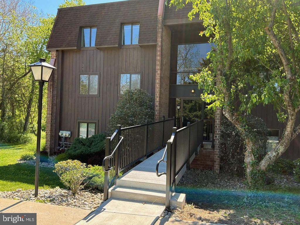 15 HERMITAGE DR, New Hope, PA 18938