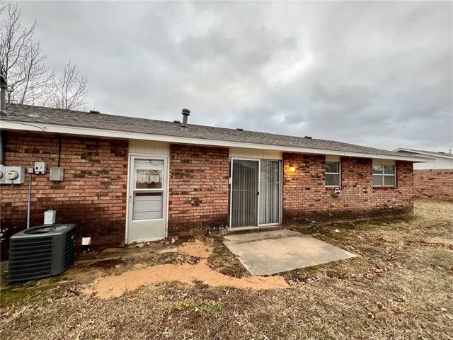 2002 Horseshoe Drive B, Springdale, AR 72762