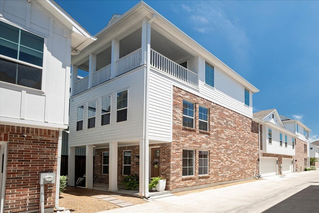 1020 Cavour Place, Dallas, TX 75204