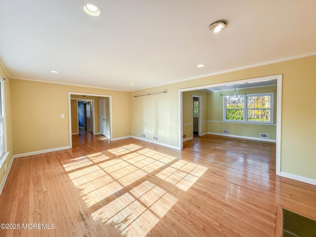 35 Woodland Drive, Middletown, NJ 07748