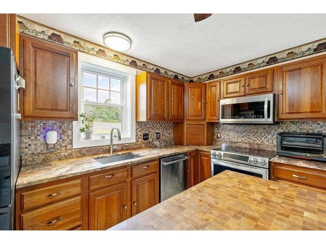 11 Craftsfield Road, Fairfax, VT 05454