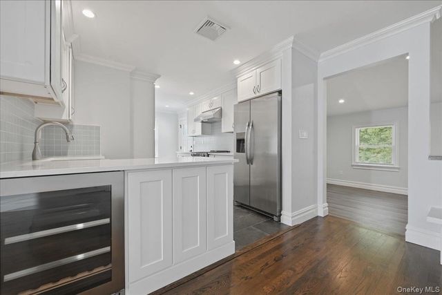 26 Clearland Avenue, Carle Place, NY 11514