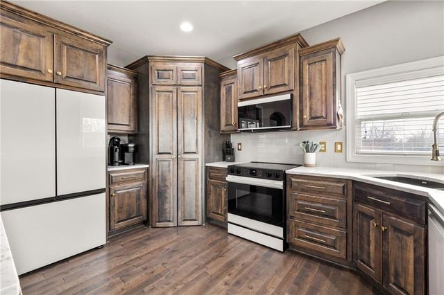 16724 S Skyview Lane, Olathe, KS 66062