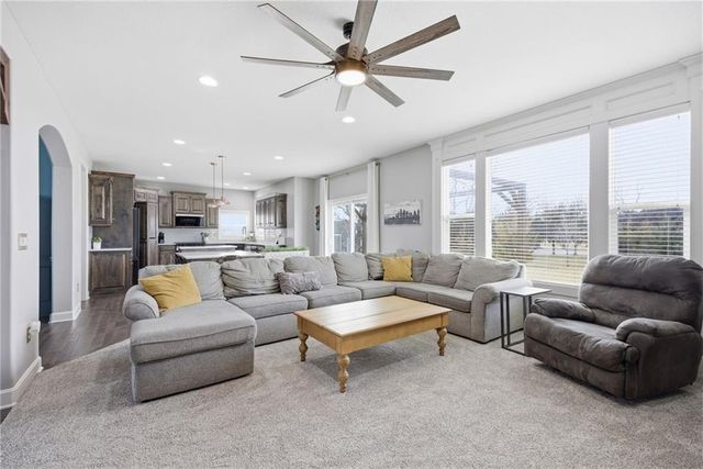 16724 S Skyview Lane, Olathe, KS 66062