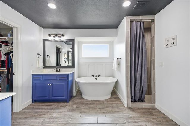 16724 S Skyview Lane, Olathe, KS 66062