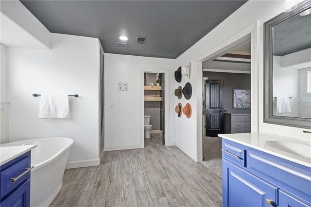 16724 S Skyview Lane, Olathe, KS 66062