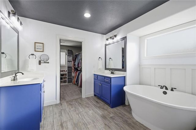 16724 S Skyview Lane, Olathe, KS 66062