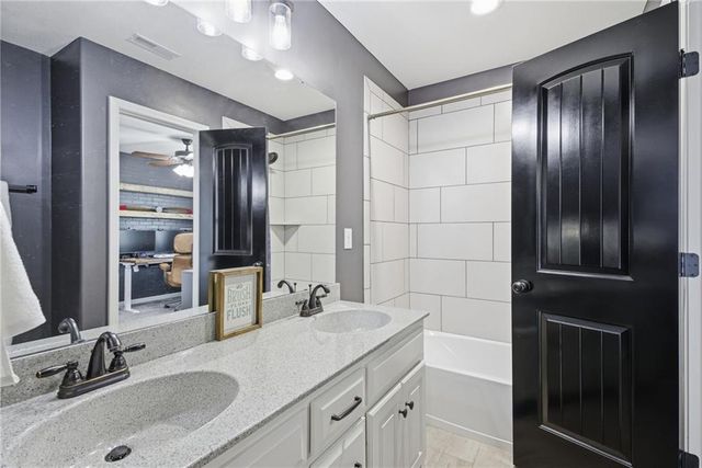 16724 S Skyview Lane, Olathe, KS 66062