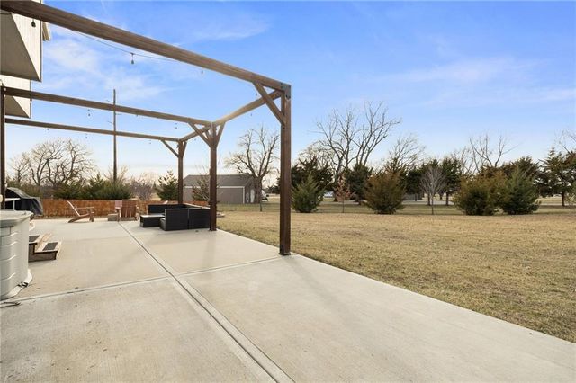 16724 S Skyview Lane, Olathe, KS 66062