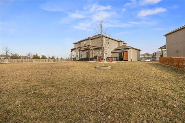 16724 S Skyview Lane, Olathe, KS 66062