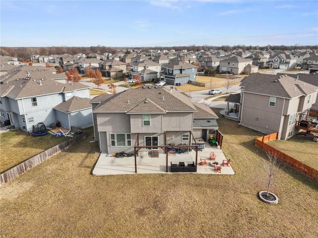 16724 S Skyview Lane, Olathe, KS 66062