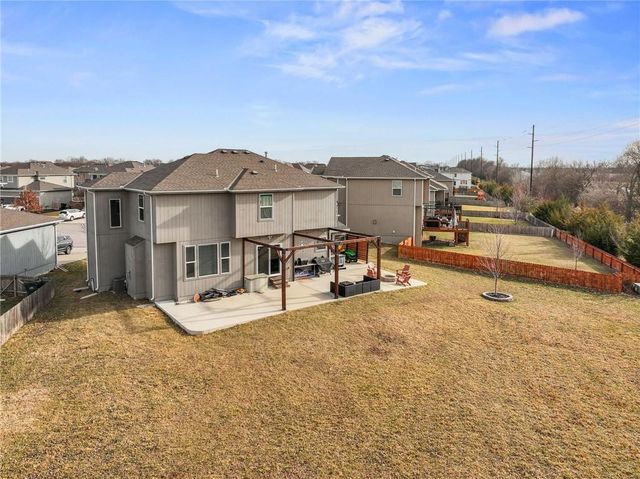 16724 S Skyview Lane, Olathe, KS 66062