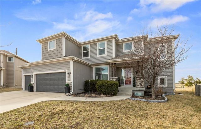 16724 S Skyview Lane, Olathe, KS 66062