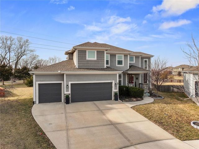 16724 S Skyview Lane, Olathe, KS 66062