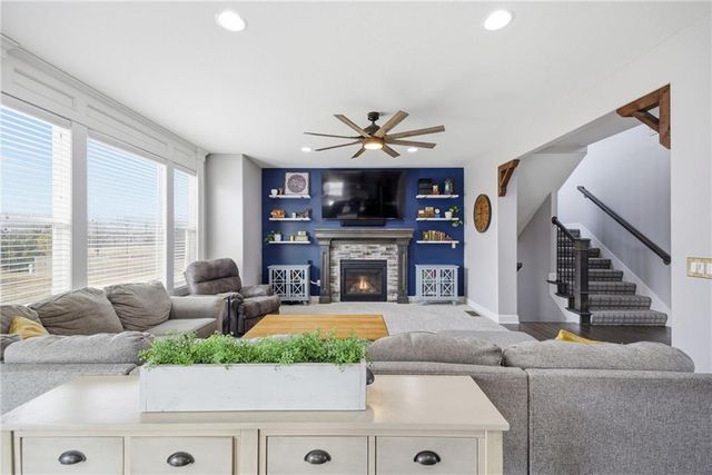 16724 S Skyview Lane, Olathe, KS 66062