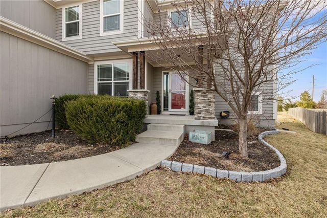 16724 S Skyview Lane, Olathe, KS 66062