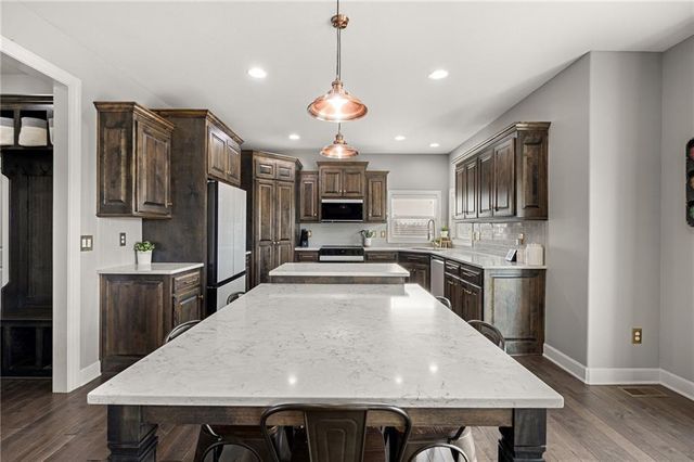 16724 S Skyview Lane, Olathe, KS 66062