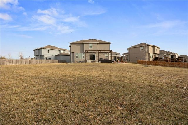 16724 S Skyview Lane, Olathe, KS 66062