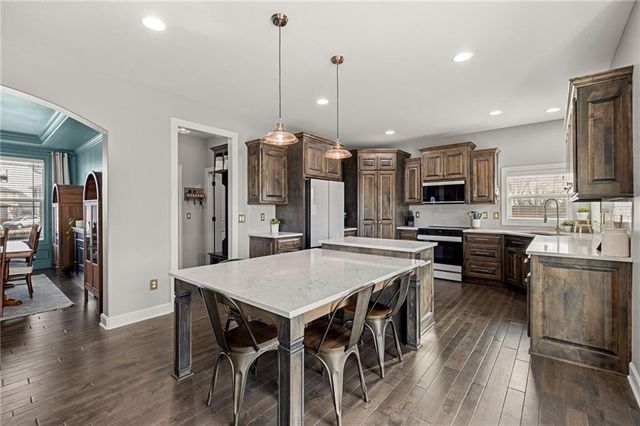 16724 S Skyview Lane, Olathe, KS 66062