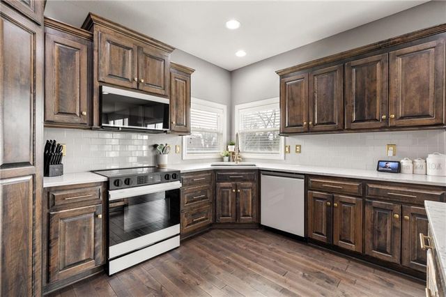 16724 S Skyview Lane, Olathe, KS 66062