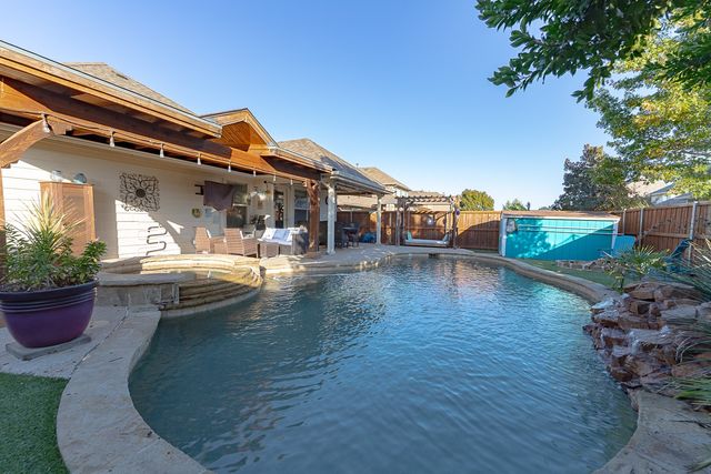 1161 Crest Breeze Drive, Fort Worth, TX 76052