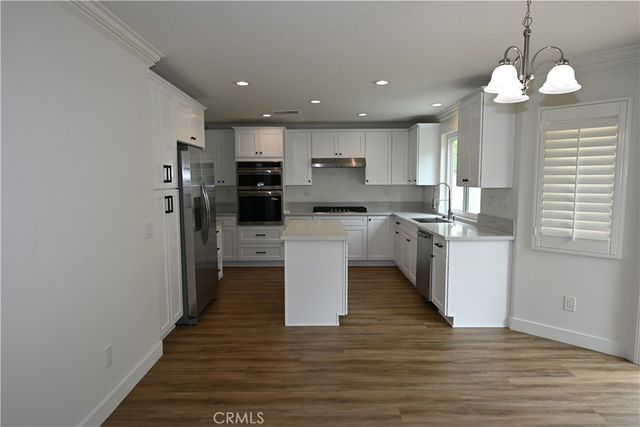 93 Linhaven, Irvine, CA 92602